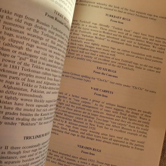 Oriental Rugs Collector's Guide, softcover book - Picture 4 of 9